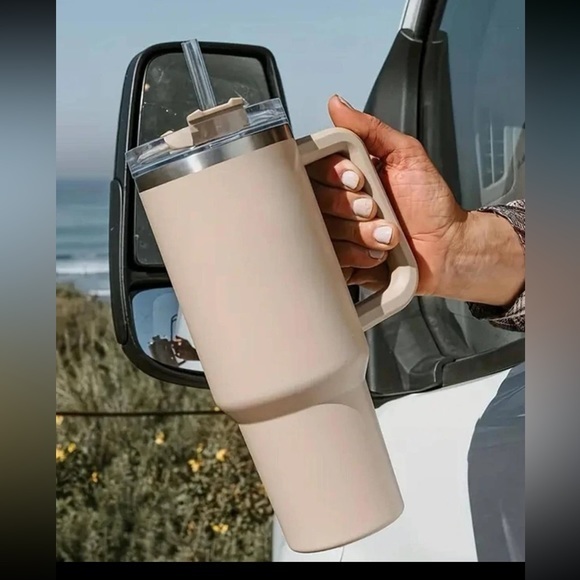 New never used insulated BLACK tall similar to Stanley cup with handle - Picture 3 of 4